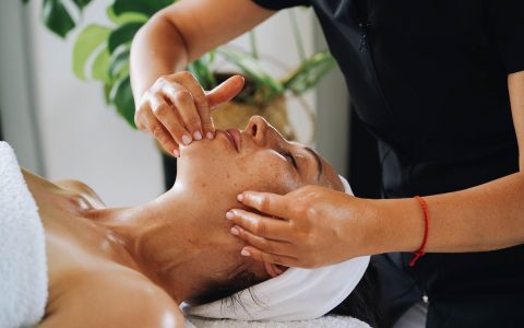 Masajista dando un masaje facial japones a una mujer