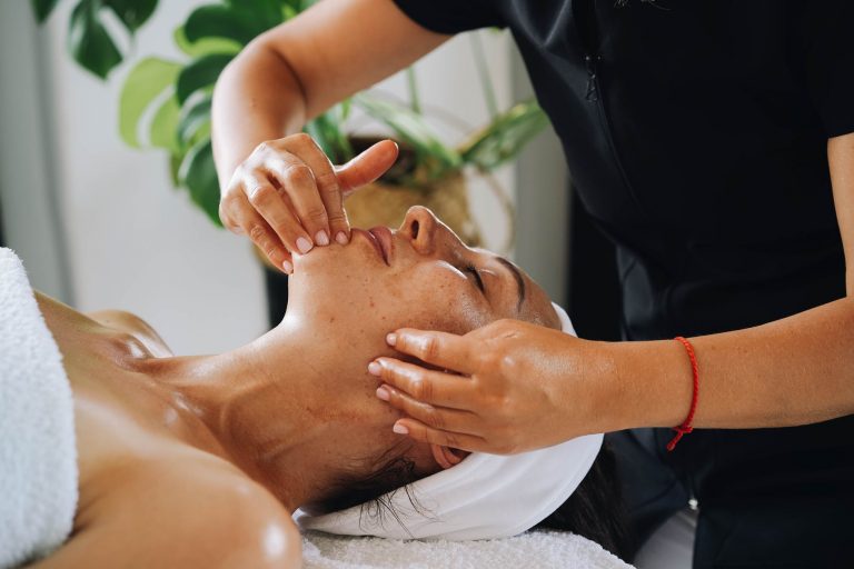 Masajista dando un masaje facial japones a una mujer